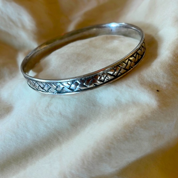 Silver bangle - Picture 1 of 3